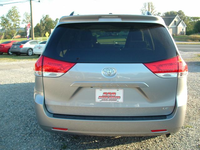 Toyota Sienna 2013 photo 4