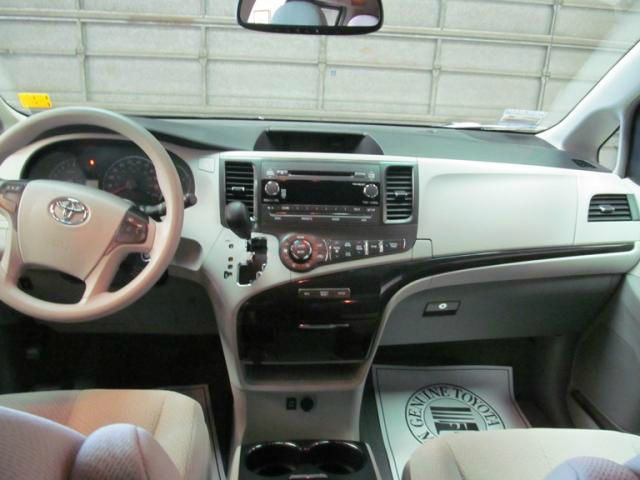 Toyota Sienna 2013 photo 1