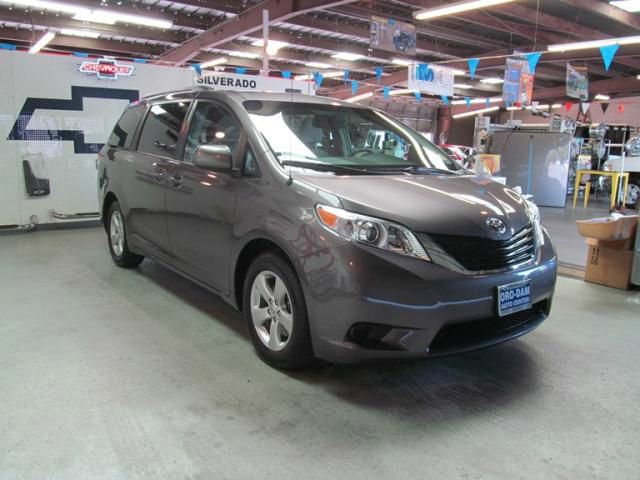 Toyota Sienna 2013 photo 2