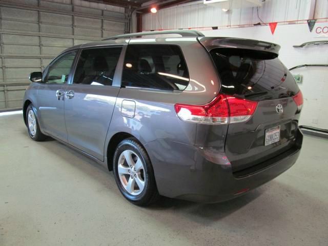Toyota Sienna 2013 photo 3