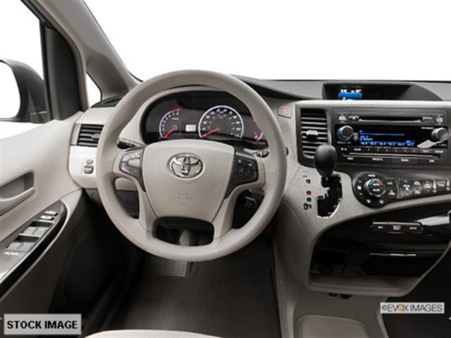 Toyota Sienna 2013 photo 1