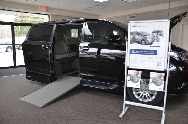 Toyota Sienna 2013 photo 2