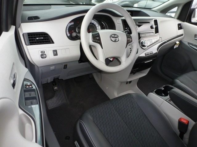 Toyota Sienna 2013 photo 1