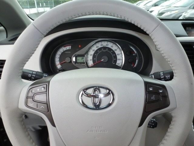 Toyota Sienna 2013 photo 13