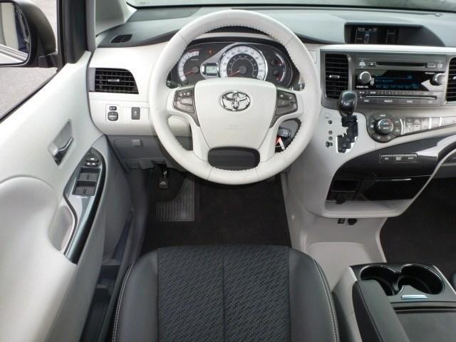 Toyota Sienna 2013 photo 15
