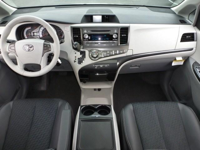 Toyota Sienna 2013 photo 16
