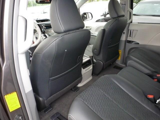 Toyota Sienna 2013 photo 18