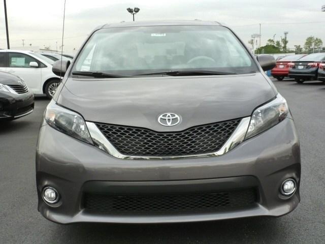 Toyota Sienna 2013 photo 2