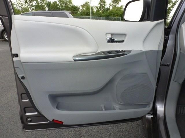 Toyota Sienna 2013 photo 21