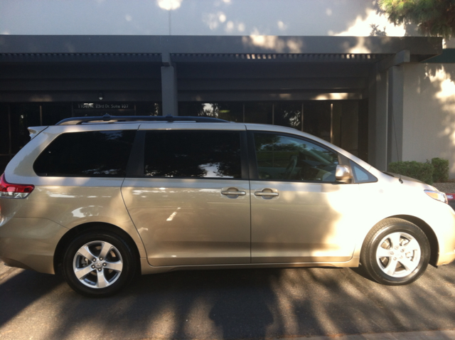 Toyota Sienna 2013 photo 1