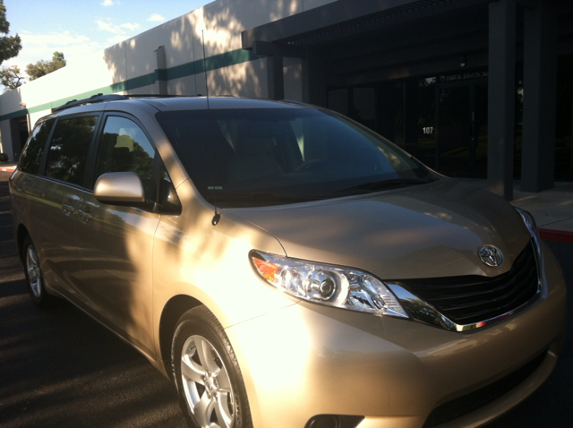 Toyota Sienna 2013 photo 2