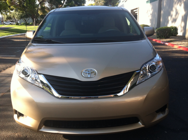 Toyota Sienna 2013 photo 3