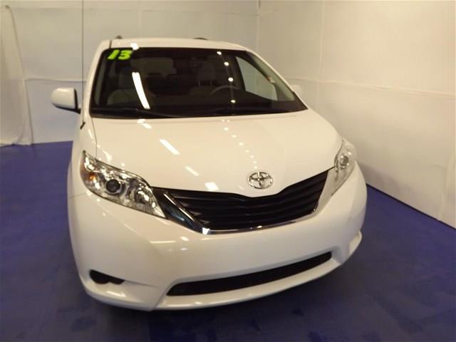 Toyota Sienna 2013 photo 1