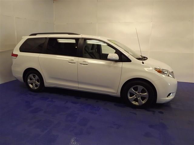 Toyota Sienna 2013 photo 2