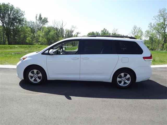Toyota Sienna 2013 photo 4