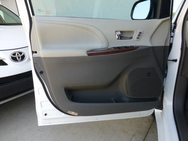 Toyota Sienna 2013 photo 2