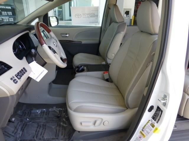 Toyota Sienna 2013 photo 3