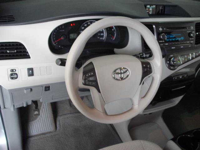 Toyota Sienna 2013 photo 5