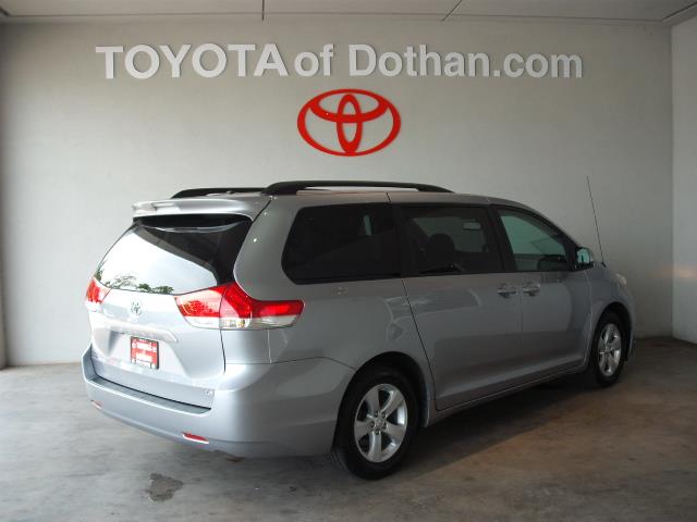 Toyota Sienna 2013 photo 9