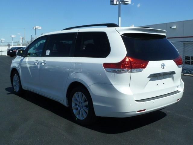 Toyota Sienna 2013 photo 1