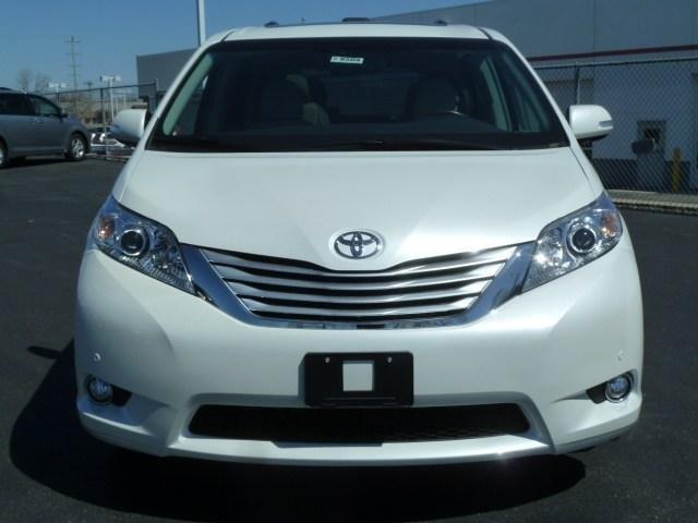 Toyota Sienna 2013 photo 3
