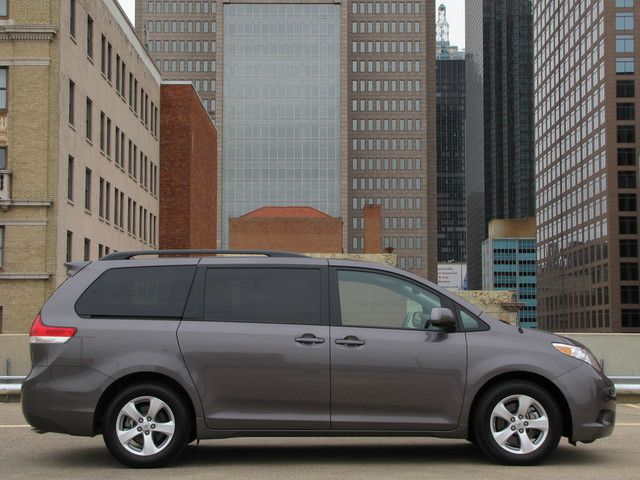 Toyota Sienna 2013 photo 1