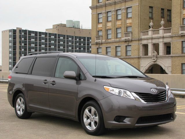 Toyota Sienna 2013 photo 2