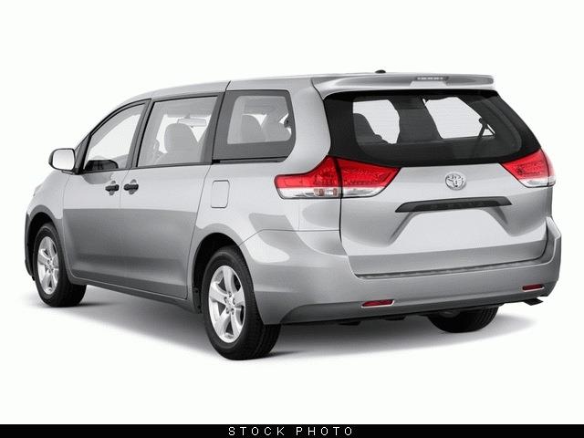Toyota Sienna 2013 photo 3