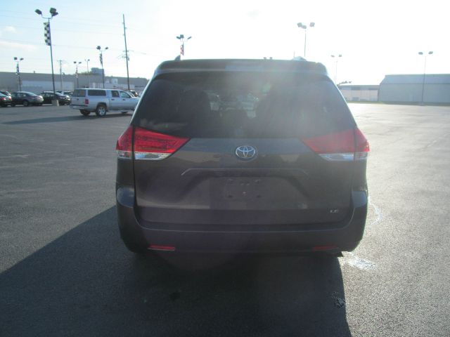 Toyota Sienna 2013 photo 1