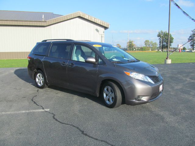 Toyota Sienna 2013 photo 2