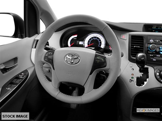 Toyota Sienna 2014 photo 1