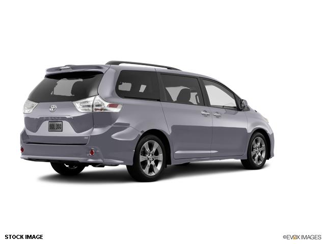 Toyota Sienna 2014 photo 3