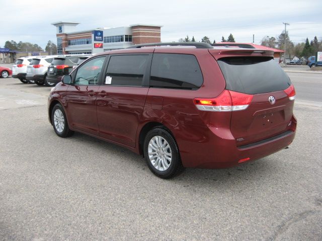 Toyota Sienna 740il 4dr Sdn Sedan MiniVan