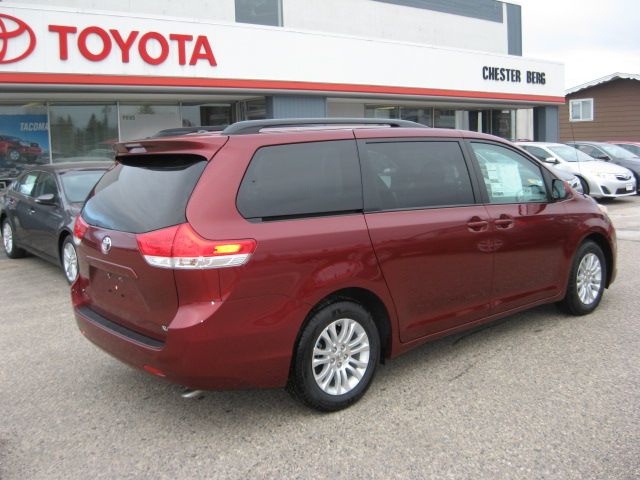 Toyota Sienna 2014 photo 2