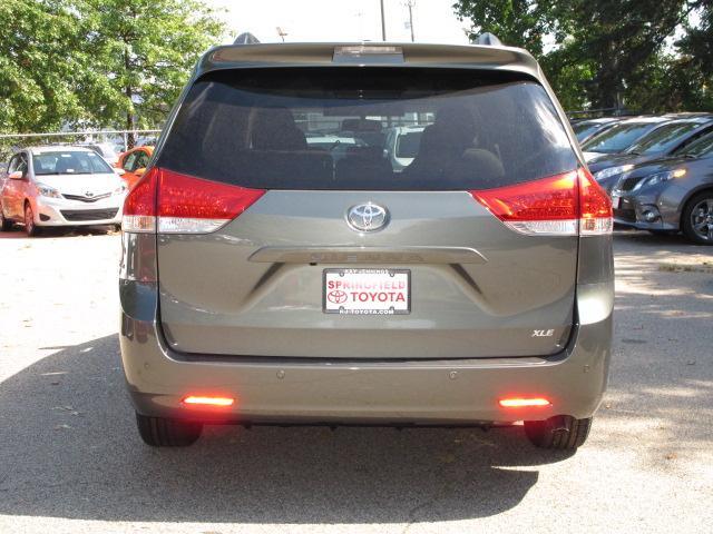 Toyota Sienna 2014 photo 2