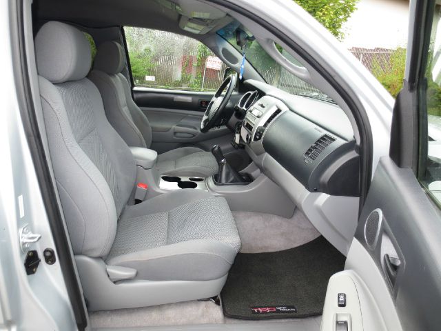 Toyota Tacoma 4DR SDN 2 AT Pickup Truck