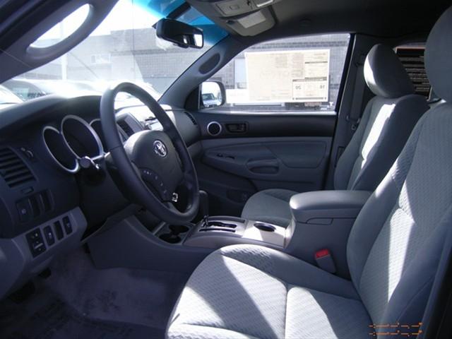 Toyota Tacoma 2011 photo 2