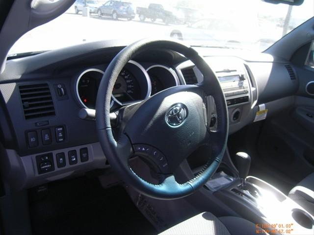 Toyota Tacoma 2011 photo 2
