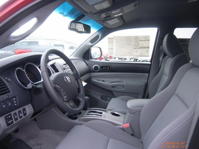 Toyota Tacoma 2011 photo 2