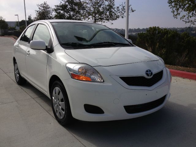 Toyota Yaris LS - Leather Roof Nice Sedan