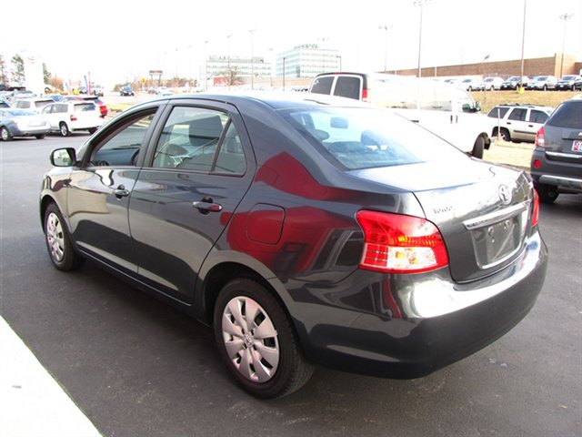 Toyota Yaris 2010 photo 2