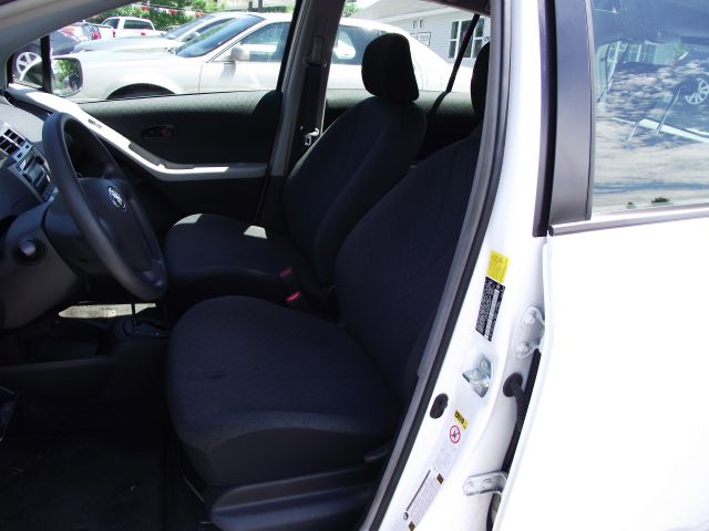 Toyota Yaris 2011 photo 10