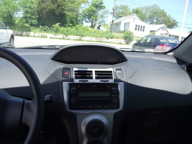 Toyota Yaris 2011 photo 14