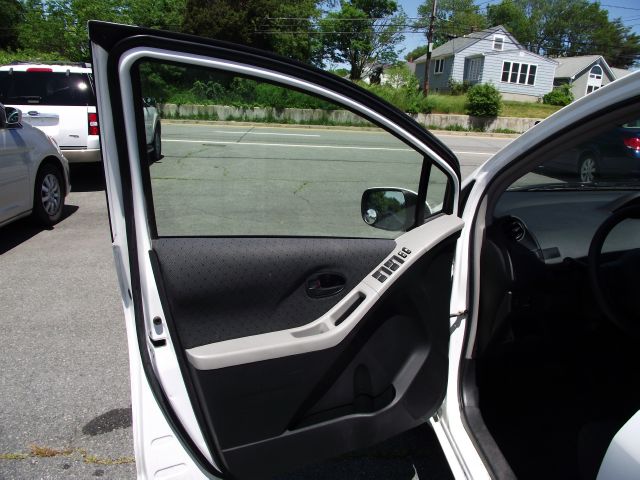 Toyota Yaris 2011 photo 15