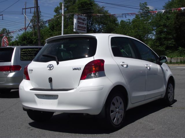 Toyota Yaris 2011 photo 2