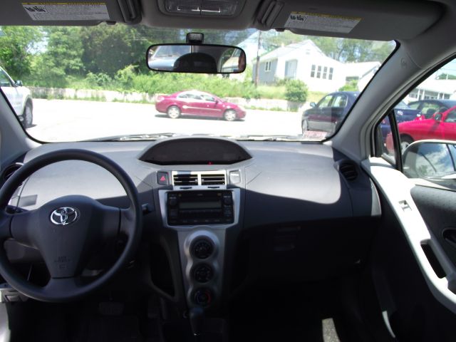 Toyota Yaris 2011 photo 8