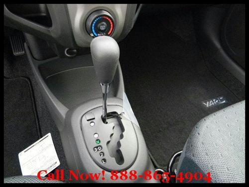 Toyota Yaris 2011 photo 2