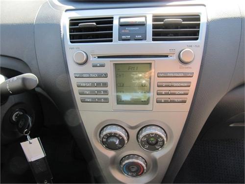 Toyota Yaris 2011 photo 1