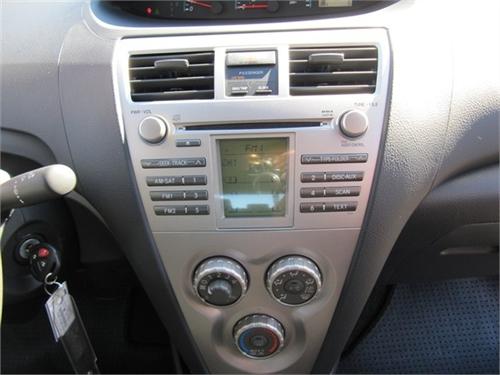 Toyota Yaris 2011 photo 4