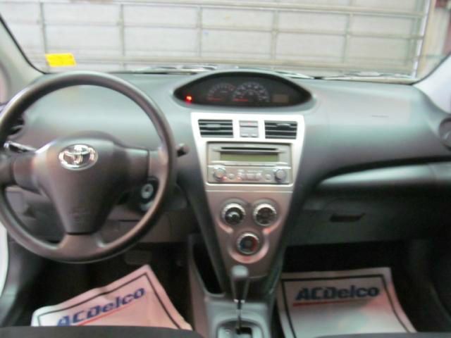 Toyota Yaris 2012 photo 1